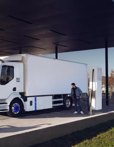 Renault Trucks D E-TECH en recharge dans une station électrique - nouveau facelift avec équipement GSR (General safety regulation ; règlement de sécurité général)